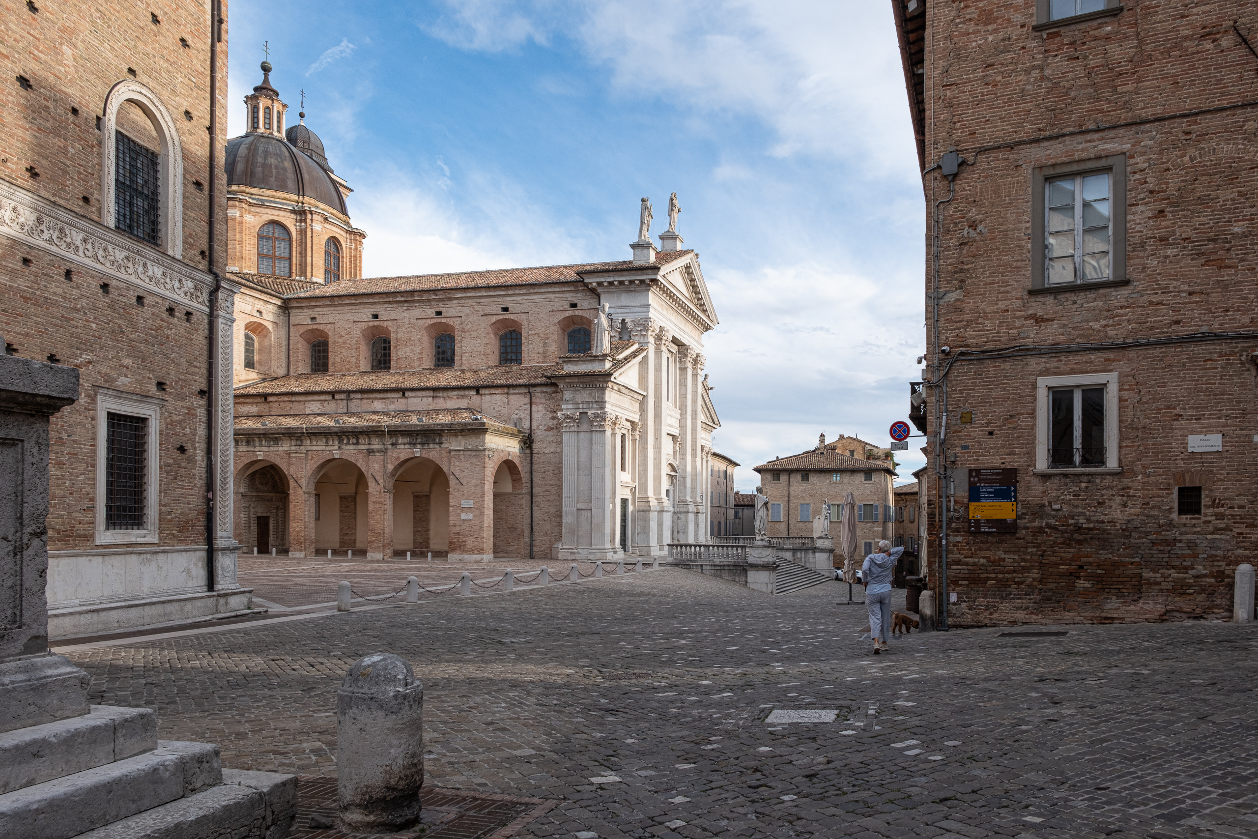Piazza del Rinascimento – Blick auf den Dom von Urbino